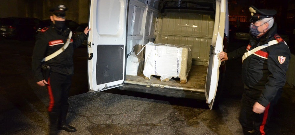 Per Natale spediscono per posta 42 chili di marijuana e 3 di hashish per un valore di 400mila euro: arrestati due giovani
